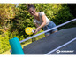 Une femme joue au tennis de table avec une raquette et un filet Schildkröt.