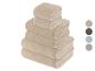 Pile de serviettes de bain beiges.