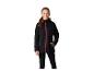 Fille souriante en veste softshell noire et rose et pantalon noir