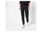 Pantalon de survêtement noir avec des baskets blanches