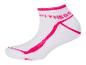 Des chaussettes de sport blanches avec des accents roses et l'inscription 'Fitness'.