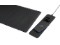 Sous-main avec chargeur sans fil chargeant un smartphone et des écouteurs