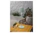 Lampe de table design pastel sur table en bois.