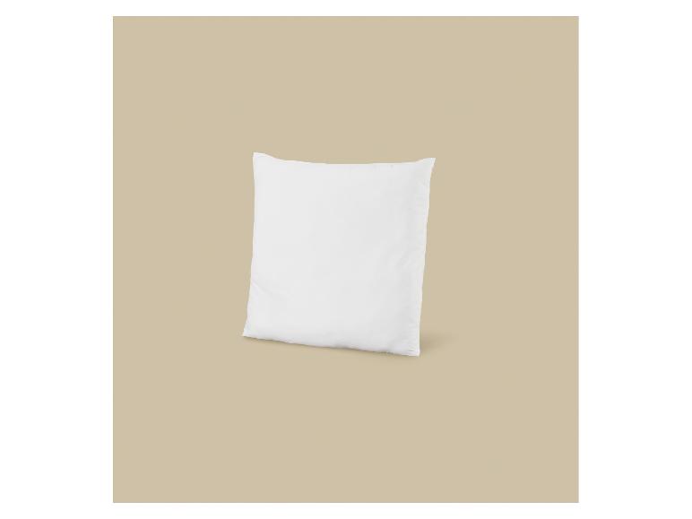 Oreiller blanc sur fond beige