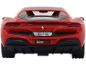 Arrière d'une voiture de sport miniature rouge sur fond noir.