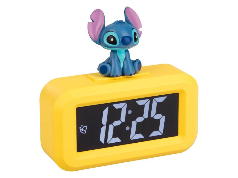 Réveil numérique jaune avec une figurine Stitch de Lilo & Stitch de Disney.