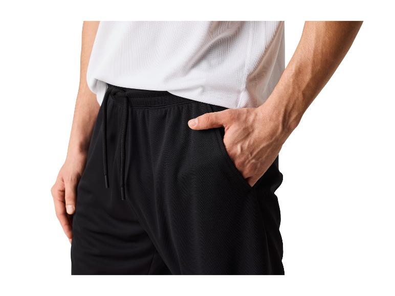 Pantalon noir et t-shirt blanc pour homme.