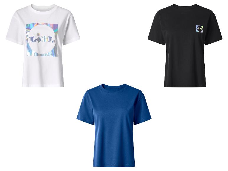 Trois t-shirts pour femmes: un blanc avec un logo holographique, un noir avec un petit logo holographique et un bleu.