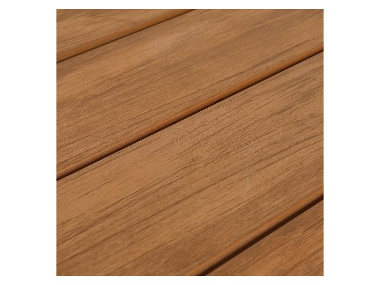 Détail d'une surface en bois avec des planches parallèles et un grain de bois visible.