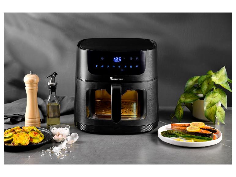 Une friteuse à air Masterpro avec du saumon et des légumes cuits au four.