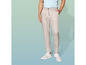 Pantalon beige avec taille élastique et baskets blanches.