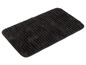 Un tapis de bain gris foncé avec une texture nervurée.