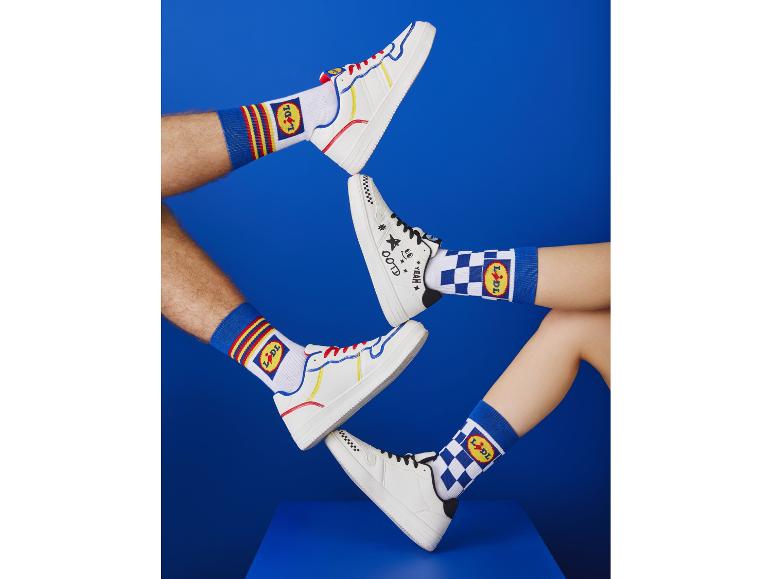 Sneakers blanches et chaussettes Lidl : style décontracté et coloré.