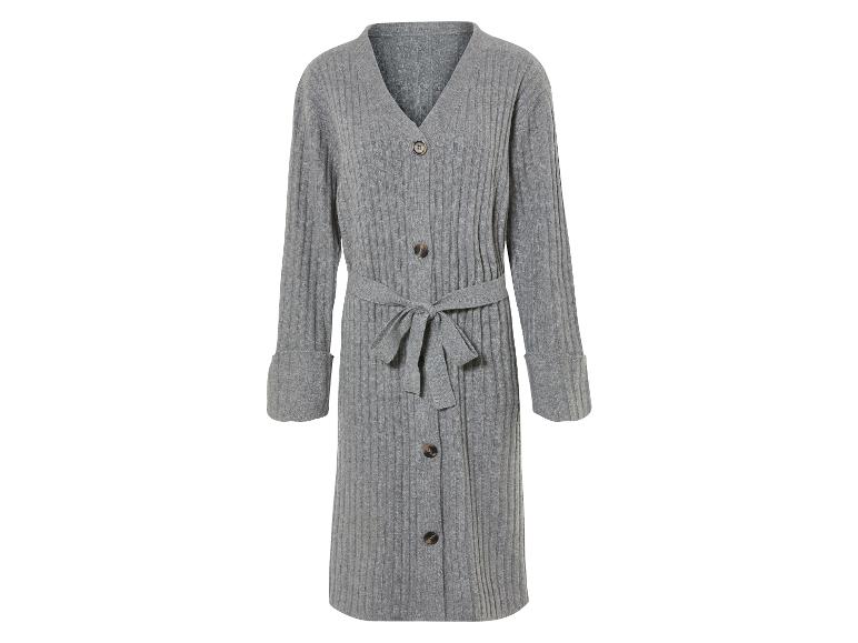 Un pull gris en tricot avec des boutons et une ceinture.