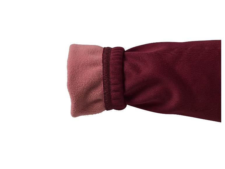 Gros plan d'un poignet de manche rose et bordeaux