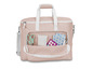 Un sac rose à fermeture éclair, rempli de boutons, de fil et de ciseaux.