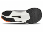 Dessous d'une chaussure de course avec semelle noire et détails orange.