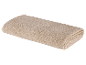 Serviette de bain beige roulée.