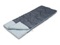 Un sac de couchage gris avec une doublure claire.