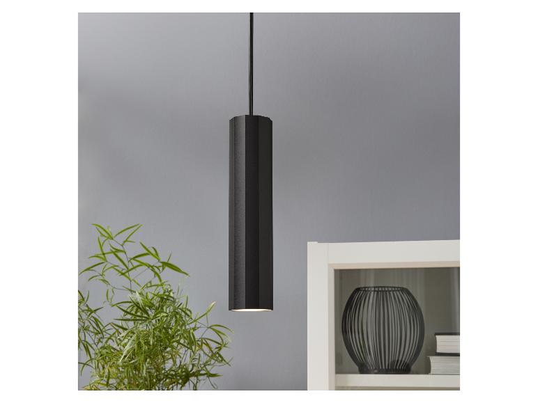 Lampe suspendue moderne noire dans un intérieur minimaliste.