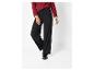 Personne portant un pull rouge, un pantalon noir et des mocassins noirs.