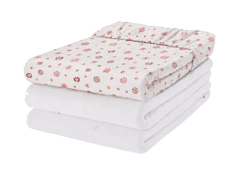 Pile de deux draps-housses blancs avec un drap-housse à motifs floraux sur le dessus