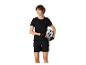 Femme en t-shirt noir, short et gants de cyclisme, tenant un casque de vélo blanc.