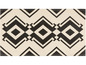 Tapis beige avec motif géométrique noir.