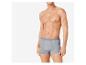 Homme en boxer gris.