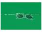 Lunettes de soleil blanches flottant dans l'eau verte avec des éclaboussures.
