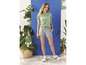 Femme avec un t-shirt vert et un short gris, avec des baskets blanches