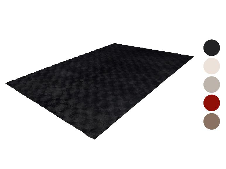 Tapis moelleux, plusieurs couleurs disponibles.