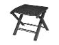 Un tabouret pliable noir avec un siège en tissu.