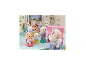 Un groupe de jouets animaux en peluche dans une salle de jeux, l'un jouant d'un piano rose.