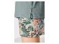 T-shirt vert et short à motifs tropicaux de feuilles et de fleurs.