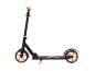Trottinette noire avec accents et roues orange