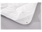 Détail d'une couette blanche avec boutons pression.