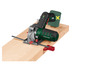 Une scie circulaire sans fil Parkside X-12V Team sur une planche en bois