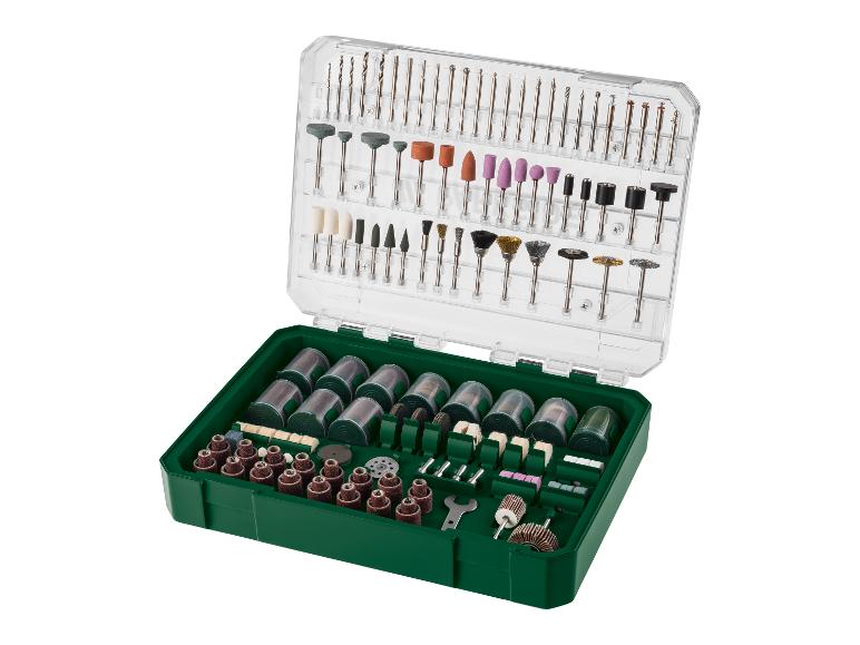 Ensemble d'accessoires pour outils rotatifs avec forets, pointes de meulage et brosses dans un étui vert.