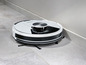 Un aspirateur robot Silvercrest blanc.