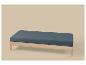 Banc en bois avec coussin bleu marine sur fond beige.