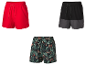 Trois shorts pour hommes de couleurs et motifs différents.