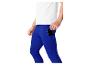 Homme en leggings de sport bleus avec poche pour téléphone et t-shirt blanc