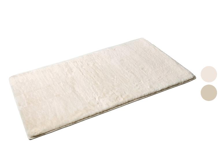 Tapis moelleux crème avec deux échantillons de couleur sur le côté