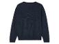 Un pull bleu marine à manches longues.