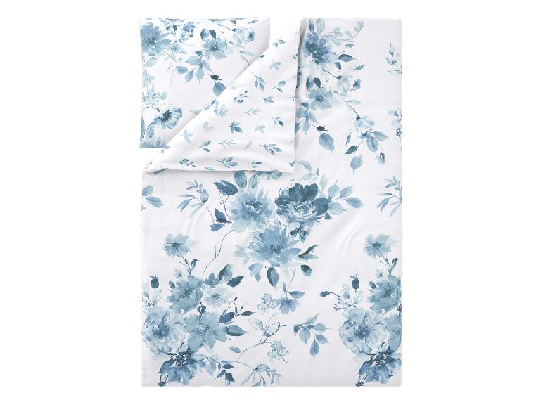 Parure de lit blanche avec housse de couette et taie d'oreiller à motif floral bleu aquarelle.