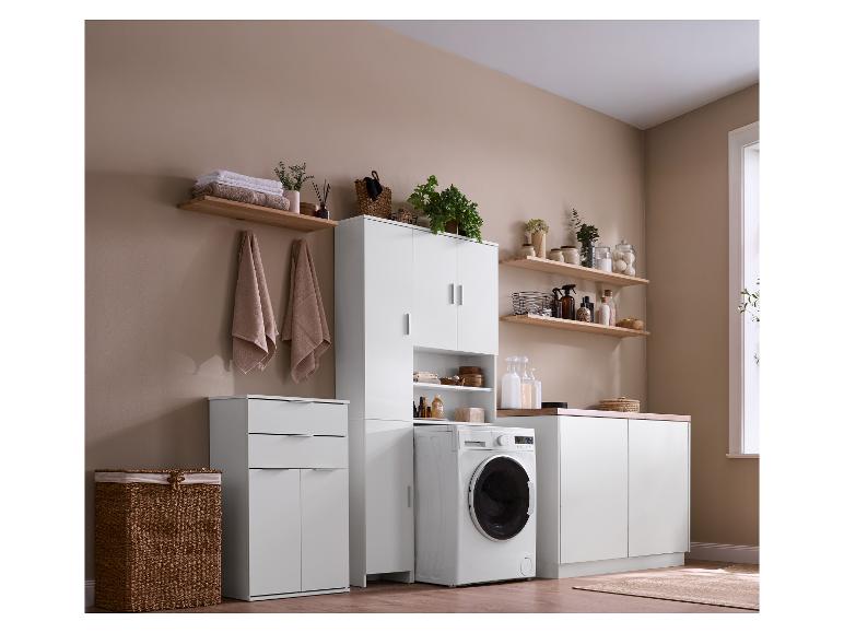 Buanderie blanche avec machine à laver, armoires, étagères et panier à linge en osier.