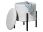 Pouf de rangement blanc texturé avec couvercle et pieds noirs, contenant une couverture tricotée bleue.