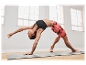 Femme pratiquant le yoga avec des vêtements de sport Under Armour.