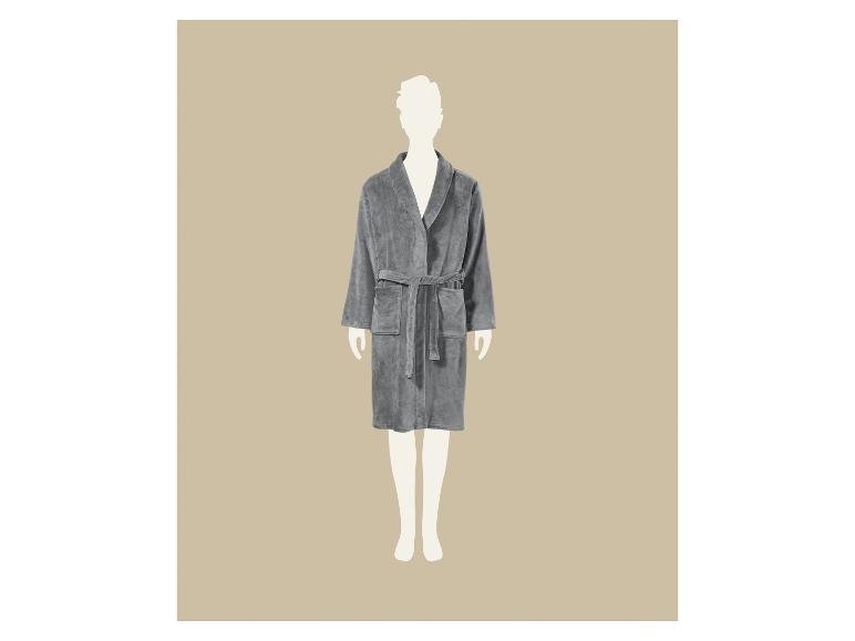 Peignoir gris sur mannequin.